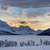 Northern Light Lodge - Lyngen、Veidalのホテル