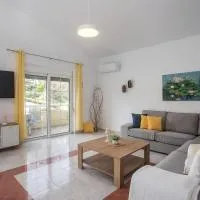 Margerita 2 bedroom apartment, готель у місті Асгуру