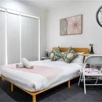 Standard Queen Room in Gregory Hills - Quaint Spot - Shared Bathroom, hotel em Gledswood Hills