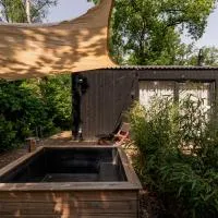 Luxe Hottub Japandi Tiny house in het Bos، فندق في نونسبيت
