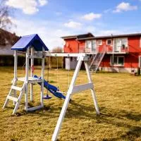 Moderne familienfreundliche Ferienwohnungen - Garten Wlan Parkplatz inkl, מלון בKrummin