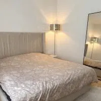 Cozy, bright house with terrace & free parking 2 rooms, hotel em Courtenay