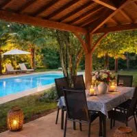 Domaine Le Verger Kleinschalige B&B met groot zwembad en buitenkeuken، فندق في Saint-Estèphe