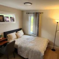The Highlander Room at Hina's Home, hotell i Halifax