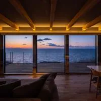 Yunagi 夕凪プライベートサウナ付ヴィラオーシャンフロントの絶景宿 夕日とサウナを満喫海と夕日に包まれる贅沢空間，Mōrai的飯店