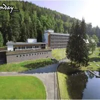 Sunday Schwarzbachtal Hideaway Resort, hotell sihtkohas Erlbach