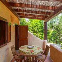 Gorgeous retreat just a few meters from the sea, хотел в Стинтино