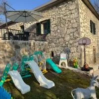 LOPATE mountain stone house, מלון בLopate