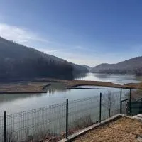 Doftana Lake House, hotel en Teşila