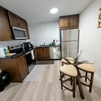 2 Bedroom Guest Suite in SW, хотел в Калгари