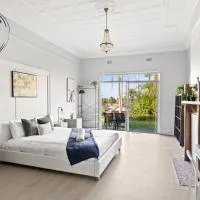Spacious King Room - Nearby Stations & Stores - Shared Bathroom, hotell i Killara