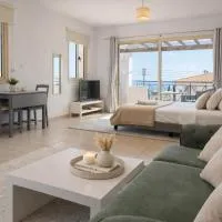 Apartment in Beautiful Village with Pool, Balcony Hillside and Sea Views, hôtel à Peyia