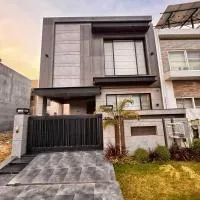 Luxury Full House in DHA Phase 6 Lahore Near Raya Dolmen Mall and PKLI, hotel in Lahore