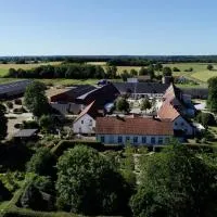 Svabesholms Kungsgårds B&B och Pensionat Stenshuvud, khách sạn ở Kivik