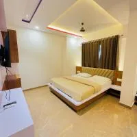 hotel Chandra dev 966o9o1oo6 just 350mtr from shreenathji temple 5min away I with indoor games Snooker 8pool TT By SK: Nathdwara şehrinde bir otel