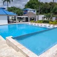 Viesnīca Zona de Playa-Area Social Con Piscina-Jacuzzi-BBQ-Gazebos-Ducha De Exterior-Banos-Apartamento Con Wifi-Aires Acondicionados-Ventiladores de Techo-2 Balcones-Smart TV-Netflix-Parqueo Privado-Planta Electrica-Seguridad y Control de Acceso las 24 horas pilsētā Guayacanes
