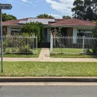 BIDWILL GARDENS ON MIDDLETON - 2 Rooms A Private Room with a King-Size Bed or Open Lounge Room Floor Mattress SHARED Bathroom FREE Kitchen Essentials FREE Laundry Facilities Fast WIFI HDTV NETFLIX, YOUTUBE, KAYO Meal and Transport Services Available, hôtel à Bidwill