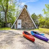 Romantic A-frame HeartJacuzzi Firepit Kayaks, hotel a Warsaw