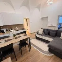 Home Albert-Lago Maggiore Luino، فندق في لوينو