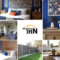 Stylish Heathrow Retreat 2-Bed Near Station, hotell i Stanwell