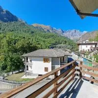 Cozy House in Valtournenche - Il Lupo Affitta, hotel u gradu Valturmenš