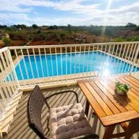 Cliff's Edge Luxury Apartment With Large Pool & Stunning Views, hotel din Sannat