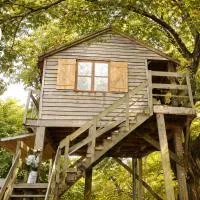 Maisonnette perchée au cœur de la nature, hotel di Allonnes