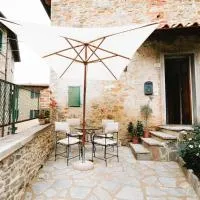 historical townhome in Poppi, hotel i Poppi