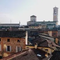 Spacious La Torre Apartment in Chiari near Station & Center Vista Duomo, Sleeps 5, хотел в Киари