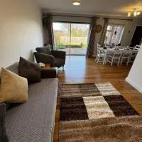 Spacious 3BR Home in Maidstone Sleeps 8, hotel a Kent