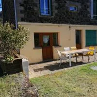 Gîte de la tortue - rez de jardin, hotel in Murol