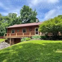 Relaxing Family Cabin with Pool &Hot Tub! Sleeps 5! – hotel w mieście Nashville