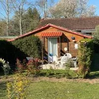 Chalet de campagne en Dordogne avec piscine, ξενοδοχείο σε Saint-Aigne