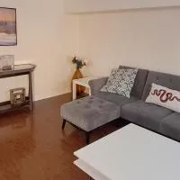 Private 2BR Suite -- Own Entrance -- Free Parking, hotel i Aurora