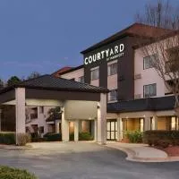 Courtyard Atlanta Suwanee، فندق في سواني