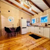 Urocza Chatka z Jacuzzi i Sauną pod Warszawą, hotel a Rembelszczyzna