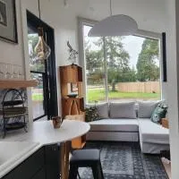 The Roost at Hidden Owl Farmstead - Luxury 1 Bdrm Cottage near Wineries and Lake, hotel em Eugene