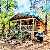 Charming Log Cabin in Tall Pines w Large Deck, hotel en Pinetop-Lakeside