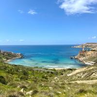 Sunset Haven Manikata - Walking distance to Golden Bay, Hotel in Manikata