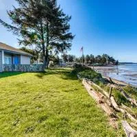 Cute Waterfront Cottage with Private washer&dryer & Wonderful Views of the Bay, hotelli kohteessa Coos Bay