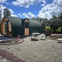 Casa Leandro glamping wooden tiny house, hotel sa Lachi