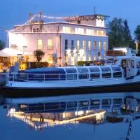 HafenHotel PommernYacht, hotelli kohteessa Ueckermünde