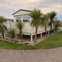 Palm trees and the sea, hotelli kohteessa Reighton