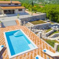 Rustic Villa Fragola with heated pool, hotelli kohteessa Duge Njive