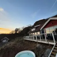 Landlig hytte med jacuzzi: Lyngdal şehrinde bir otel