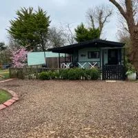 Cherry Croft Lodge، فندق في Little Singleton