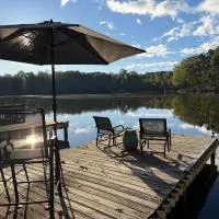Charming Romantic Lakefront Cottage or Guest Room Depending on Availability Near Golf, hotel a Anderson
