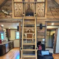Couples Getaway Cabin with a Loft Bed - Firepit - Creek Access, hotel sa Dahlonega