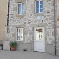 Maison en pierres rénovée avec patio à Ferrières-sur-Sichon - FR-1-489-191, хотел в Ferrières-sur-Sichon