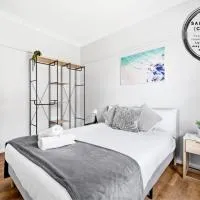 Cozy Queen Room in Narwee - Next to Stations & Shops - Shared Bathroom, hotel i Riverwood